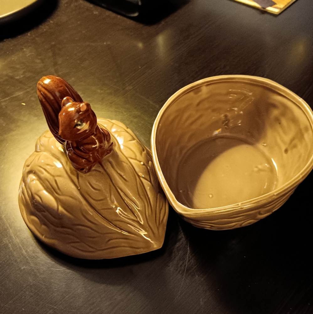 WALNUT BOWL WITH SQUIRREL TOPPER
